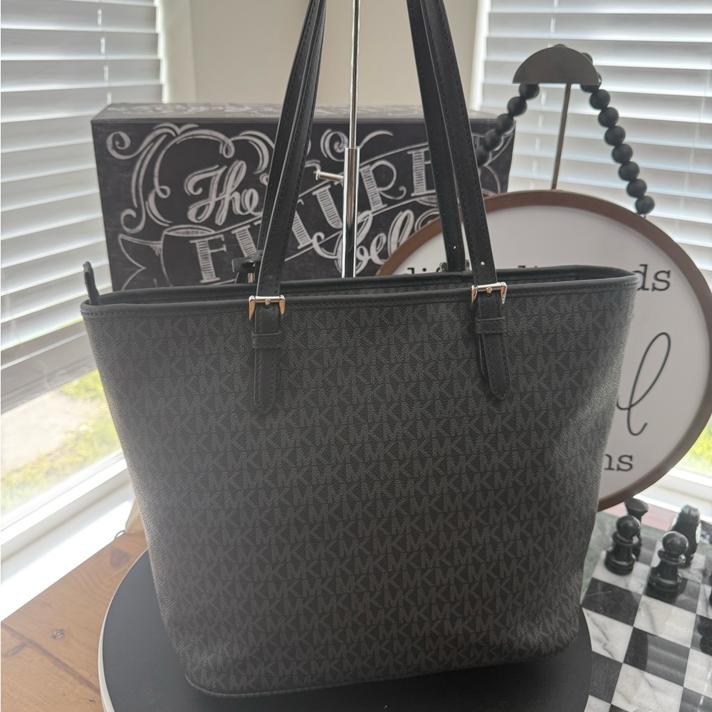 EUC MICHAEL Michael Kors Jet Set Large Logo Pocket Tote Bag in black and grey - Picture 4 of 6